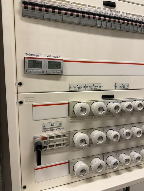 Undermätare i elcentral märkta Tvättstuga 1 och Tvättstuga 2